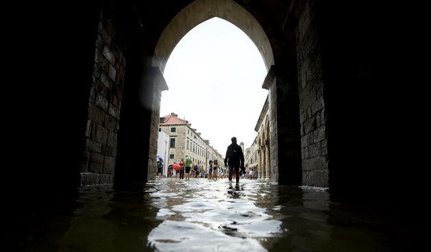 Obilna kiša poplavila dubrovački Stradun