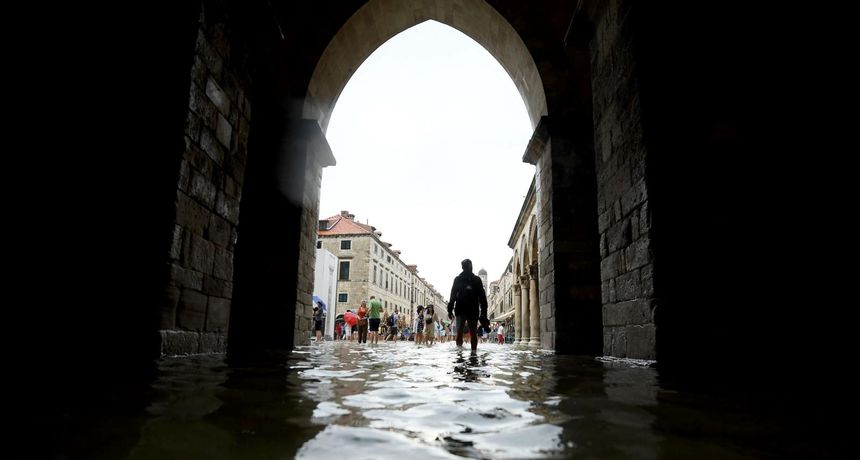 Obilna kiša poplavila dubrovački Stradun