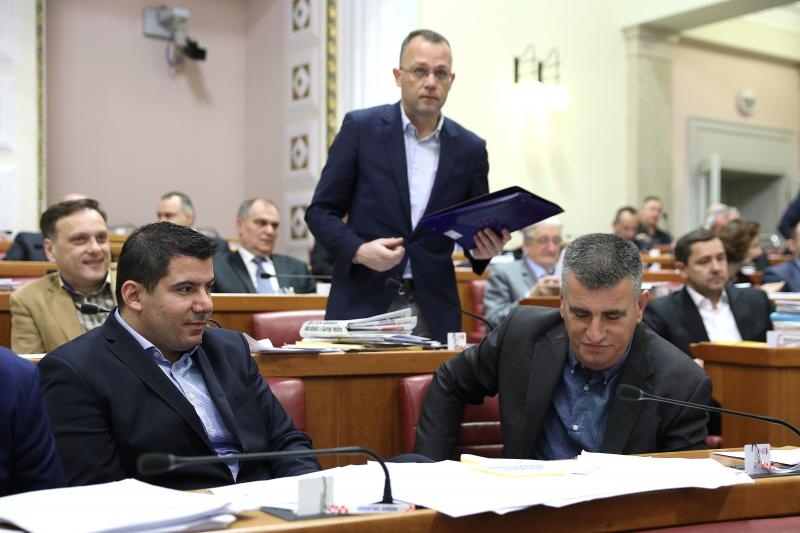 Sjednica Sabora nastavljena je glasovanjem o Prijedlogu izmjena i dopuna Drzavnog proracuna Republike Hrvatske za 2016. godinu i projekcija za 2017. i 2018. godinu.