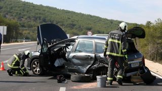 Dvoje ozlijeđenih u sudaru dva automobila na vodičkoj obilaznici, intervenirali i vatrogasci Dvoje ozlijeđenih u sudaru dva automobila na vodičkoj obilaznici, intervenirali i vatrogasci