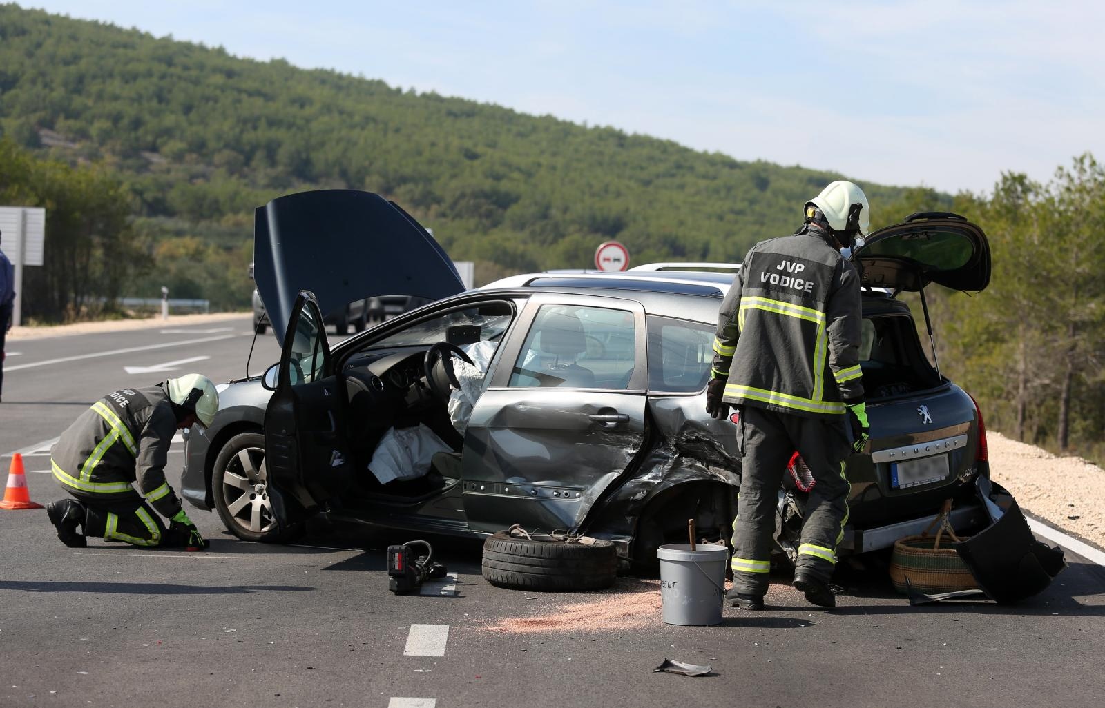Dvoje ozlijeđenih u sudaru dva automobila na vodičkoj obilaznici, intervenirali i vatrogasci Dvoje ozlijeđenih u sudaru dva automobila na vodičkoj obilaznici, intervenirali i vatrogasci