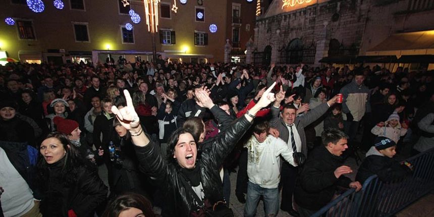 Doček Nove 2009. na Narodnom trgu (foto: Marin Gospić) Doček Nove 2009. na Narodnom trgu (foto: Marin Gospić)