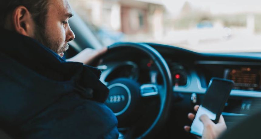 Vozač i mobitel, vožnja, automobil, volan, promet