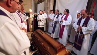 Zadar, 300110.
Pogreb zadarskog nadbiskupa Ivana Prendje u crkvi Svete Stosije.
Zadarski nadbiskup Ivan Prendja preminuo je iznenada  25. sijecnja 2010. godine u Zagrebu u 71. godini zivota, nakon 46 godina svecenistva i 20 godina biskupstva.
Misu drzi ka