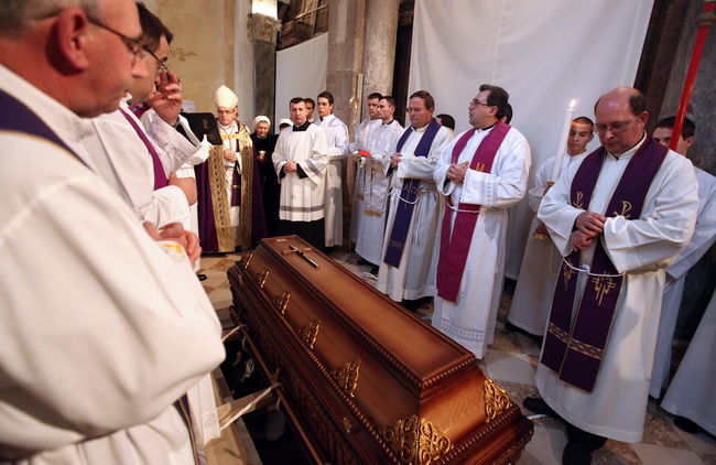 Zadar, 300110.
Pogreb zadarskog nadbiskupa Ivana Prendje u crkvi Svete Stosije.
Zadarski nadbiskup Ivan Prendja preminuo je iznenada  25. sijecnja 2010. godine u Zagrebu u 71. godini zivota, nakon 46 godina svecenistva i 20 godina biskupstva.
Misu drzi ka