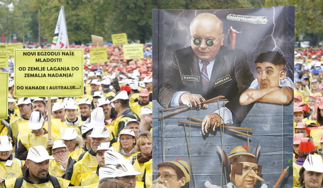Zagreb,111012.
Trg Francuske republike.
Matica hrvatskih sindikata koja okuplja tri sindikata prosvjete i znanosti i sindikat medicinskih sestara organizira prosvjed nakon sto je vlada otkazala Temeljni koletivni ugovor.
Na fotografiji: prosvjednici su kr