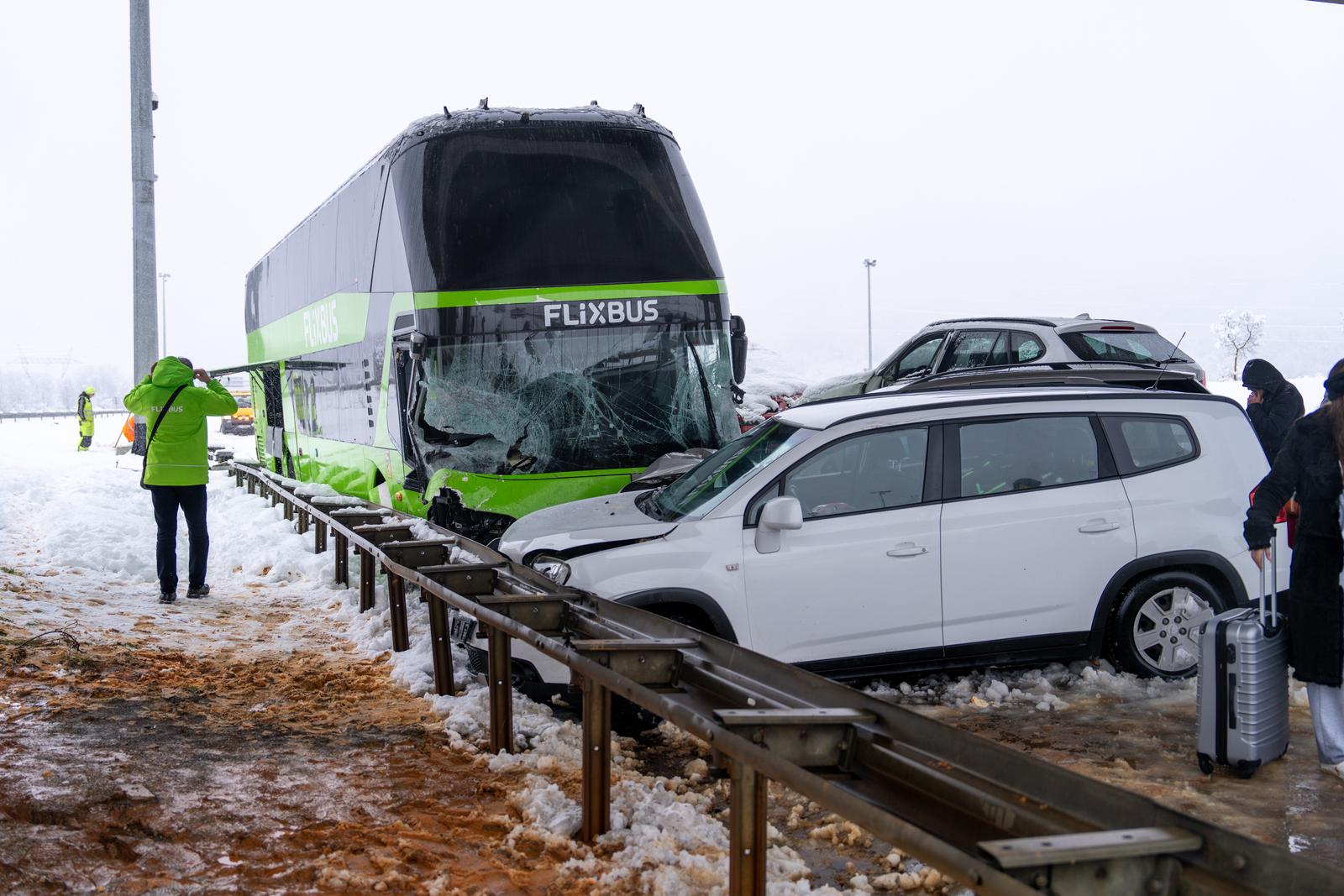 Lančani sudar autobusa i pet automobila kod Gospića