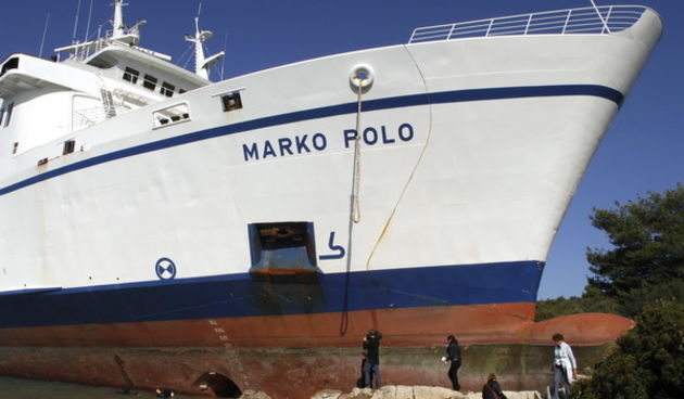 Otok Sit, 271009.
Jutros su cetri remorkera nastavila akciju izvlacenja Jadrolninijinog trajekta Marko Polo koji se sa 105 osoba i 18 vozila u subotu oko 2 sata nasukao na otocic Sit izmedju Zuta i Pasmana u sibenskom akvatoriju.
Na fotografiji: pramac br