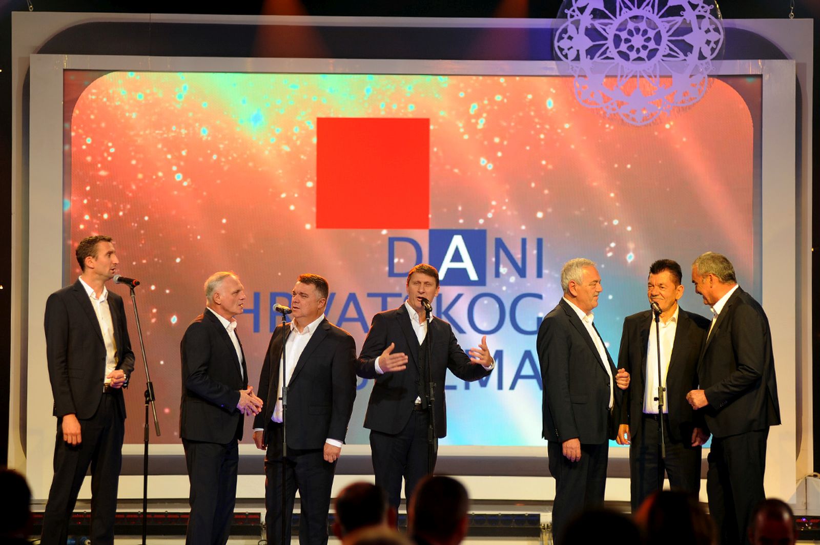 Zrakoplovnoj bazi Zemunik uručeno priznanje “Čovjek-ključ uspjeha u turizmu” Zrakoplovnoj bazi Zemunik uručeno priznanje “Čovjek-ključ uspjeha u turizmu”