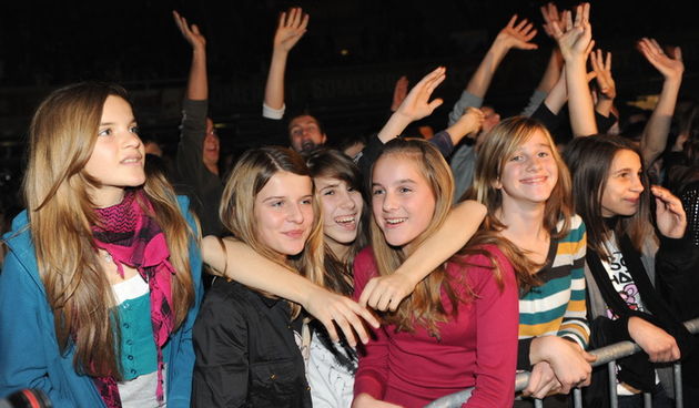 Zadar, 251110
Sportski centar Visnjik. 
Koncertni spektakl TopStars. 
Na koncertu pred punom dvoranom vecinom mladje publike pjevaci Tony Cetinski, Franka Batelic, Indira Vladic i Luka Bulic pjevali su glazbene hitove.
Na slici: publika.
Foto: Andrija Luc