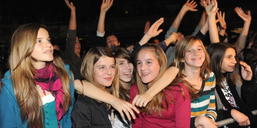 Zadar, 251110
Sportski centar Visnjik.
Koncertni spektakl TopStars.
Na koncertu pred punom dvoranom vecinom mladje publike pjevaci Tony Cetinski, Franka Batelic, Indira Vladic i Luka Bulic pjevali su glazbene hitove.
Na slici: publika.
Foto: Andrija Luc Zadar, 251110
Sportski centar Visnjik.
Koncertni spektakl TopStars.
Na koncertu pred punom dvoranom vecinom mladje publike pjevaci Tony Cetinski, Franka Batelic, Indira Vladic i Luka Bulic pjevali su glazbene hitove.
Na slici: publika.
Foto: Andrija Luc