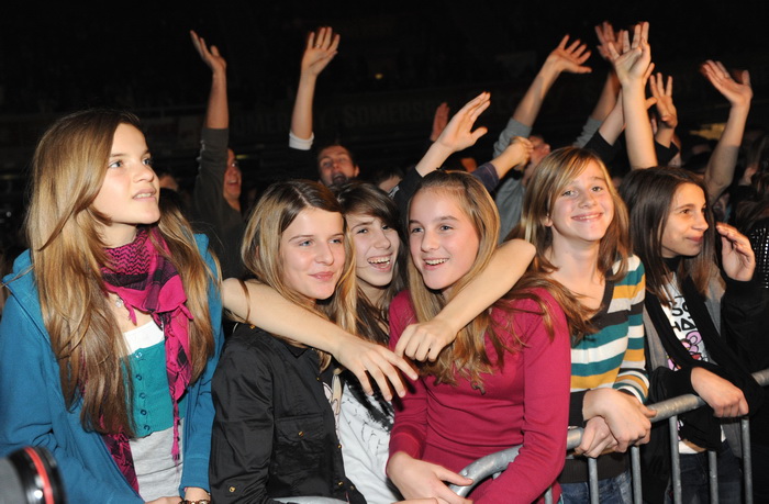 Zadar, 251110
Sportski centar Visnjik.
Koncertni spektakl TopStars.
Na koncertu pred punom dvoranom vecinom mladje publike pjevaci Tony Cetinski, Franka Batelic, Indira Vladic i Luka Bulic pjevali su glazbene hitove.
Na slici: publika.
Foto: Andrija Luc Zadar, 251110
Sportski centar Visnjik.
Koncertni spektakl TopStars.
Na koncertu pred punom dvoranom vecinom mladje publike pjevaci Tony Cetinski, Franka Batelic, Indira Vladic i Luka Bulic pjevali su glazbene hitove.
Na slici: publika.
Foto: Andrija Luc