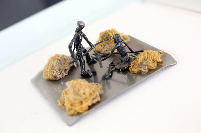 Slavonski Brod 16042013.
Slobodni umjetnik Tihomir Sarajcic izlozio je 12 skulptura scena iz pripovjetke Cudnovate zgode segrta Hlapica povodom Dana Ivane Brlic Mazuranic.Skulpture su napravljene od savijanjem i zavarivanjem zeljeza i to postupkom TIG.
Na