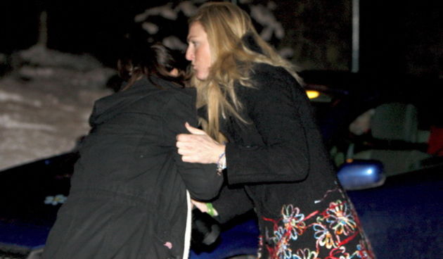 Zagreb,030109.
Medvednica, Sljeme.
Vip Snow Queen Trophy, Audi FIS slalomska utrka za zene.Prva utrka.
Janica Kostelic u naguravanju sa fotoreporterkom.
Foto: Ronald Gorsic / CROPIX