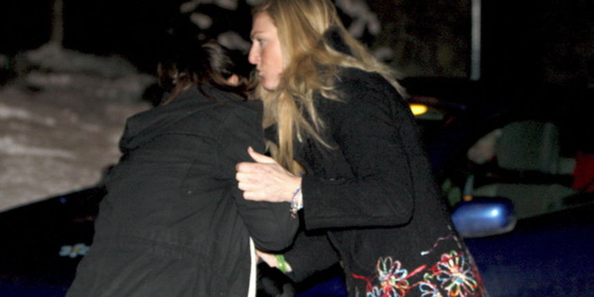 Zagreb,030109.
Medvednica, Sljeme.
Vip Snow Queen Trophy, Audi FIS slalomska utrka za zene.Prva utrka.
Janica Kostelic u naguravanju sa fotoreporterkom.
Foto: Ronald Gorsic / CROPIX Zagreb,030109.
Medvednica, Sljeme.
Vip Snow Queen Trophy, Audi FIS slalomska utrka za zene.Prva utrka.
Janica Kostelic u naguravanju sa fotoreporterkom.
Foto: Ronald Gorsic / CROPIX