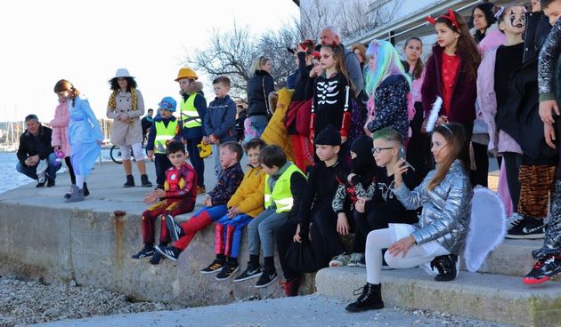 Dječje maškare u Preku spalile i zuvijek otjerale koronavirus