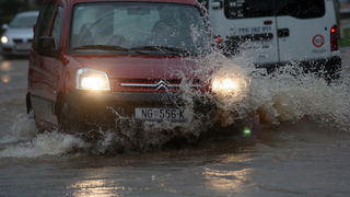 Zadar, 121012. 
Jaka kisa koja od sinoc pada na zadarskom podrucju stvorila je velike probleme u prometu. Najvise problema bilo je kod vec poznatih kriticnih mjesta u gradu: na Relji,kod Veslackog,na Branimiru.
Na fotografiji: detalj sa raskrizja kod Vesl