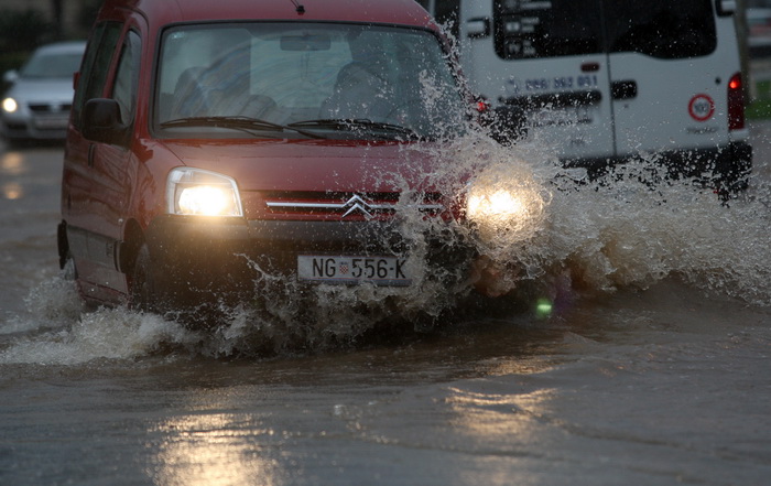 Zadar, 121012. 
Jaka kisa koja od sinoc pada na zadarskom podrucju stvorila je velike probleme u prometu. Najvise problema bilo je kod vec poznatih kriticnih mjesta u gradu: na Relji,kod Veslackog,na Branimiru.
Na fotografiji: detalj sa raskrizja kod Vesl