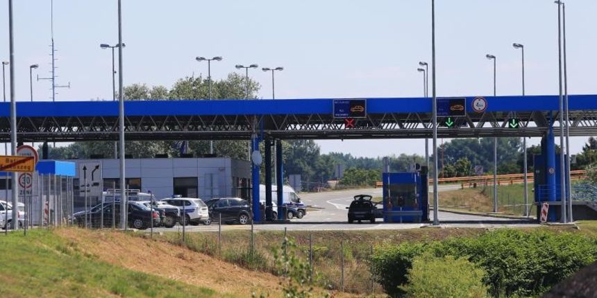 anicni prijelaz Batina koji je zatvoren iz sigurnosnih razloga zbog migranata. Tijekom danasnjeg dana na samom mostu bit ce postavljena ograda anicni prijelaz Batina koji je zatvoren iz sigurnosnih razloga zbog migranata. Tijekom danasnjeg dana na samom mostu bit ce postavljena ograda