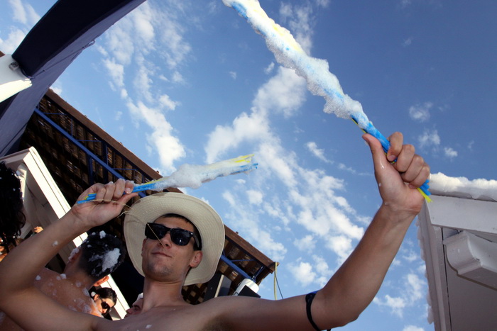 Zrce, Novalja 290710.
Aquarius pjena party srpanj 2010. – Jedan od zastitnih znakova Aquariusa na Zrcu je pjena party. Svakog dana na after beach partyjima on starta u 17.00 te se ponovi jos nekoliko puta. Ove godine Aquarius ima i dodatni top koji baca p Zrce, Novalja 290710.
Aquarius pjena party srpanj 2010. – Jedan od zastitnih znakova Aquariusa na Zrcu je pjena party. Svakog dana na after beach partyjima on starta u 17.00 te se ponovi jos nekoliko puta. Ove godine Aquarius ima i dodatni top koji baca p