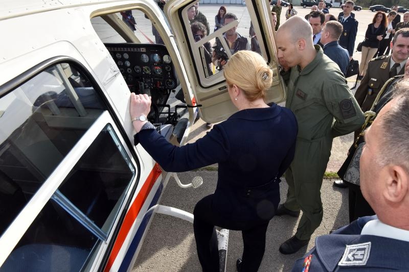 Predsjednica Kolinda Grabar-Kitarović posjetila 93. zrakoplovnu bazu Zemunik. Foto: Dino Stanin/PIXSELL