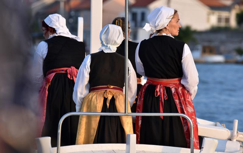 Krapanj: Održana tradicionalna ženska regata gajeta na vesla. Photo: Hrvoje Jelavić/PIXSELL Krapanj: Održana tradicionalna ženska regata gajeta na vesla. Photo: Hrvoje Jelavić/PIXSELL