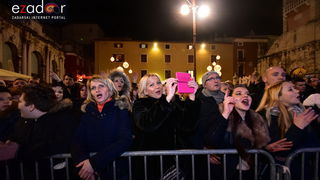 Tisuće Zadrana uživalo na krcatom Narodnom trgu i Tgu Petra Zoranića uz Tomislava Bralića i klapu Intrade Tisuće Zadrana uživalo na krcatom Narodnom trgu i Tgu Petra Zoranića uz Tomislava Bralića i klapu Intrade
