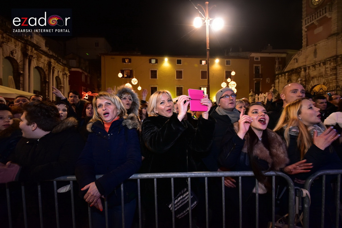 Tisuće Zadrana uživalo na krcatom Narodnom trgu i Tgu Petra Zoranića uz Tomislava Bralića i klapu Intrade Tisuće Zadrana uživalo na krcatom Narodnom trgu i Tgu Petra Zoranića uz Tomislava Bralića i klapu Intrade