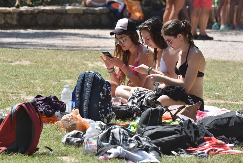 Rješenje za osvježenje: Kupanje u ledenoj rijeci Krki u NP Krka. Photo: Hrvoje Jelavić/PIXSELL