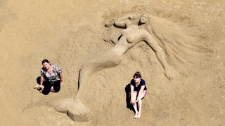 Lopar, 150612.
Nakon tri dana zavrsen je Prvi festival skulpture u pijesku
Najpjescanija plaza u Loparu, Rajska plaza ugostila je umjetnike i studente likovne akademije iz Zagreba na prvom festivalu skulpture u pijesku. Ukupno je izradjeno sedam skulptur Lopar, 150612.
Nakon tri dana zavrsen je Prvi festival skulpture u pijesku
Najpjescanija plaza u Loparu, Rajska plaza ugostila je umjetnike i studente likovne akademije iz Zagreba na prvom festivalu skulpture u pijesku. Ukupno je izradjeno sedam skulptur