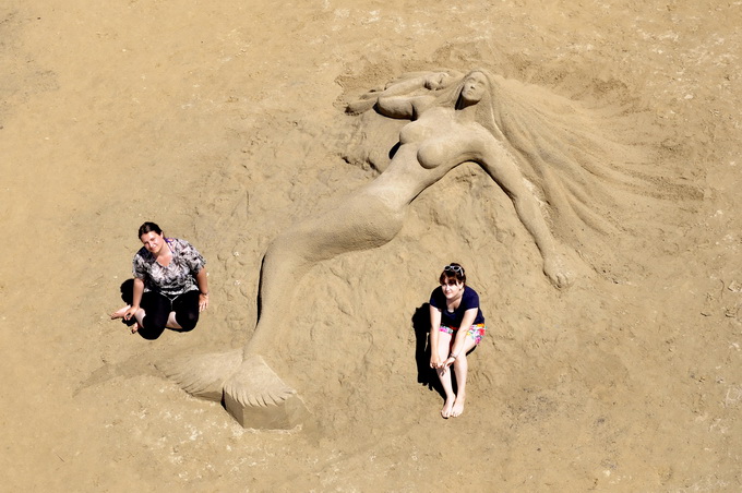 Lopar, 150612.
Nakon tri dana zavrsen je Prvi festival skulpture u pijesku
Najpjescanija plaza u Loparu, Rajska plaza ugostila je umjetnike i studente likovne akademije iz Zagreba na prvom festivalu skulpture u pijesku. Ukupno je izradjeno sedam skulptur Lopar, 150612.
Nakon tri dana zavrsen je Prvi festival skulpture u pijesku
Najpjescanija plaza u Loparu, Rajska plaza ugostila je umjetnike i studente likovne akademije iz Zagreba na prvom festivalu skulpture u pijesku. Ukupno je izradjeno sedam skulptur