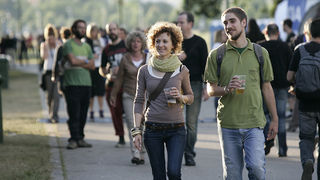 Zagreb, 240609.
Prva vecer T-mobile IN Music Festivala koji se odrzava na Jarunu na dvije pozornice. Kao zvijezde prve veceri najavljeni su Lilly Allen, Kraftwerk, Franz Ferdinand na T-mobile stageu i Rokia Traore na Nokia stageu.  
Na slici: posjetitelji