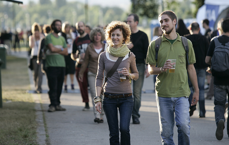 Zagreb, 240609.
Prva vecer T-mobile IN Music Festivala koji se odrzava na Jarunu na dvije pozornice. Kao zvijezde prve veceri najavljeni su Lilly Allen, Kraftwerk, Franz Ferdinand na T-mobile stageu i Rokia Traore na Nokia stageu.  
Na slici: posjetitelji