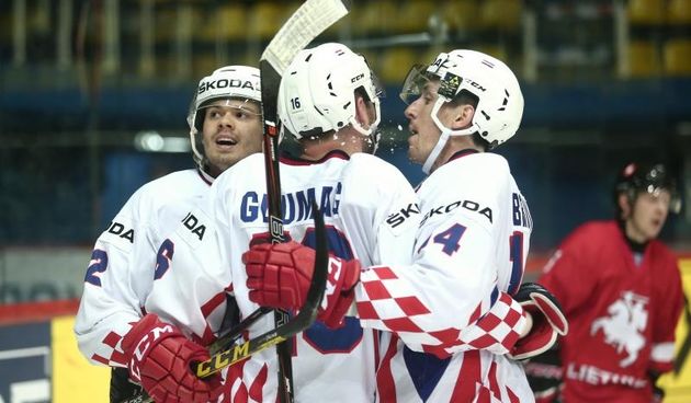 23.04.2016., Zagreb – Dom sportova, Svjetsko prvenstvo u hokeju, divizija 1, grupa B. Litva – Hrvatska. David Brine; Kenny Macaulay, Michael Glumac. Photo: Sanjin Strukic/PIXSELL