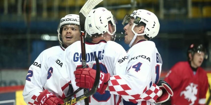 23.04.2016., Zagreb – Dom sportova, Svjetsko prvenstvo u hokeju, divizija 1, grupa B. Litva – Hrvatska. David Brine; Kenny Macaulay, Michael Glumac. Photo: Sanjin Strukic/PIXSELL