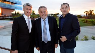 Hrvatska se sjeća košarkaške legende Krešimira Ćosića koji nas je prerano napustio prije 20 godina. Svečanom večerom u Falkensteinerovom hotelu Iadera u Petrčanima, obitelj Krešimira Ćosića – supruga Ljerka, kćerke Ana i Iva te sin Petar Krešimir, brojni Hrvatska se sjeća košarkaške legende Krešimira Ćosića koji nas je prerano napustio prije 20 godina. Svečanom večerom u Falkensteinerovom hotelu Iadera u Petrčanima, obitelj Krešimira Ćosića – supruga Ljerka, kćerke Ana i Iva te sin Petar Krešimir, brojni