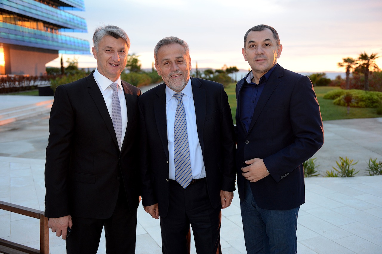 Hrvatska se sjeća košarkaške legende Krešimira Ćosića koji nas je prerano napustio prije 20 godina. Svečanom večerom u Falkensteinerovom hotelu Iadera u Petrčanima, obitelj Krešimira Ćosića – supruga Ljerka, kćerke Ana i Iva te sin Petar Krešimir, brojni Hrvatska se sjeća košarkaške legende Krešimira Ćosića koji nas je prerano napustio prije 20 godina. Svečanom večerom u Falkensteinerovom hotelu Iadera u Petrčanima, obitelj Krešimira Ćosića – supruga Ljerka, kćerke Ana i Iva te sin Petar Krešimir, brojni