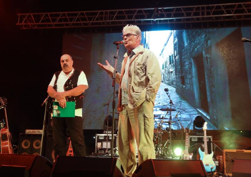 U povodu 950 godina prvog spomena grada Šibenika, blagdana sv. Mihovila i Dana grada održan je veliki koncert legendarnog Mate Miše Kovača. Photo: Duško Jaramaz/PIXSELL U povodu 950 godina prvog spomena grada Šibenika, blagdana sv. Mihovila i Dana grada održan je veliki koncert legendarnog Mate Miše Kovača. Photo: Duško Jaramaz/PIXSELL