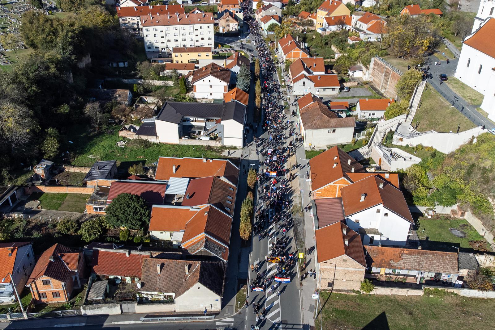 Vukovar: Kolona sjećanja iz zraka Vukovar: Kolona sjećanja iz zraka