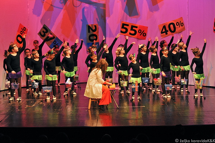 Plesna udruga Gesta: Božićni šoping u SuperOvoj, Foto: Željko Karavida Plesna udruga Gesta: Božićni šoping u SuperOvoj, Foto: Željko Karavida