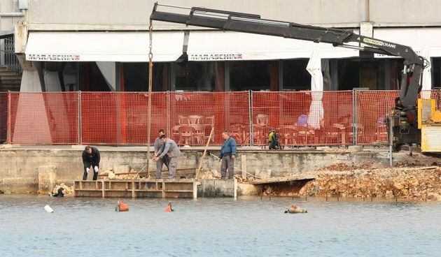 18.02.2014., Zadar – Za vrijeme radova na rekonstrukciji rive na Branimirovoj obali, iz mora je iskopana neeksplodirana granata. Photo: Dino Stanin/PIXSELL