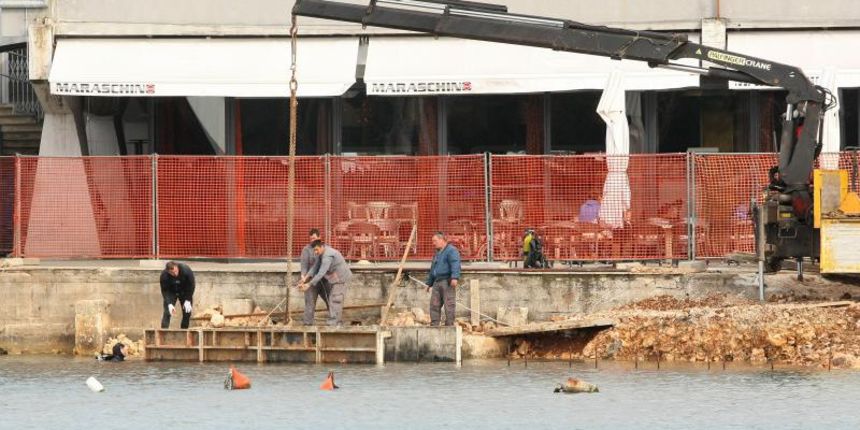 18.02.2014., Zadar – Za vrijeme radova na rekonstrukciji rive na Branimirovoj obali, iz mora je iskopana neeksplodirana granata. Photo: Dino Stanin/PIXSELL 18.02.2014., Zadar – Za vrijeme radova na rekonstrukciji rive na Branimirovoj obali, iz mora je iskopana neeksplodirana granata. Photo: Dino Stanin/PIXSELL