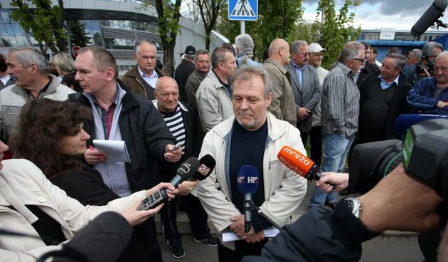 15.04.2014., Zagreb, Vukomerecka cesta 89 – Prosvjed i konferencija za medije bivsih radnika TZV Gredelj d.o.o. u stecaju pod nazivom Jos jedan Uskrs bez posla i primanja, a stecajni upravitelj nasim otpremninama kreditira HZ. Predsjednik URSH-a Damir Jak