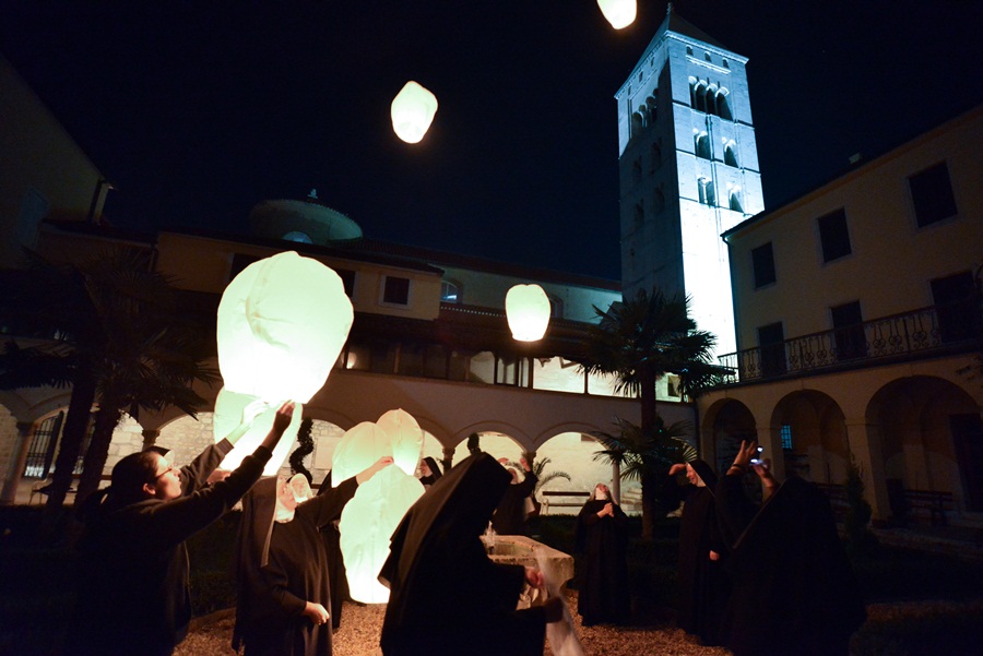 U klaustru samostana sv. Marije i zadarske benediktinke su sudjelovale u akciji “Zaželi ljubav”. Foto: Iva Perinčić U klaustru samostana sv. Marije i zadarske benediktinke su sudjelovale u akciji “Zaželi ljubav”. Foto: Iva Perinčić