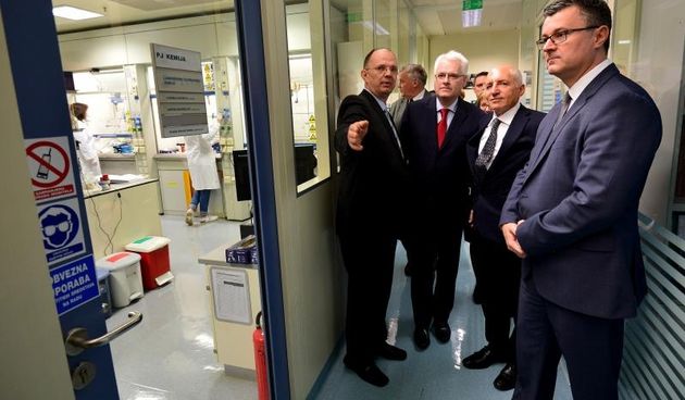 Zagreb – Predsjednik Republike Hrvatske Ivo Josipovic nazocio je svecanosti otvorenja novih laboratorija u Plivinom Istrazivackom institutu. Tom prigodom predstavljen je tehnoloski i znanstveno sofisticirani laboratoriji koji ce omoguciti razvoj novih zna