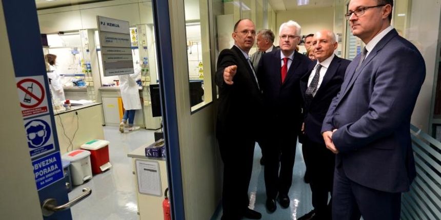 Zagreb – Predsjednik Republike Hrvatske Ivo Josipovic nazocio je svecanosti otvorenja novih laboratorija u Plivinom Istrazivackom institutu. Tom prigodom predstavljen je tehnoloski i znanstveno sofisticirani laboratoriji koji ce omoguciti razvoj novih zna