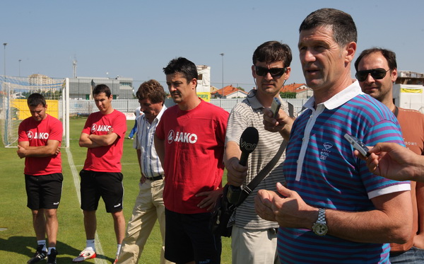 Zadar, 150611.
Danas je odrzan prvi trening nogometasa NK Zadar kao pocetak priprema za novu natjecateljsku sezonu.
Na slici : Reno Sinovcic vanjski suradnik
Foto : Vladimir Ivanov / CROPIX