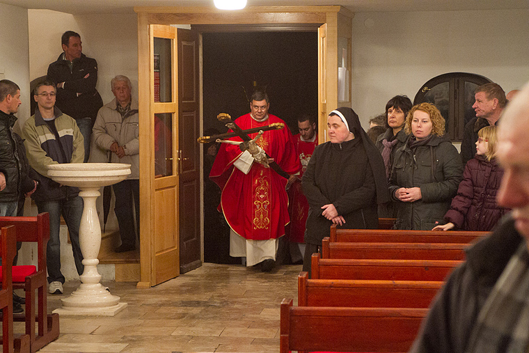 Sinoć je u Bibinjama na jedinstveni način obilježen Velik petak, foto: Leo Banić Sinoć je u Bibinjama na jedinstveni način obilježen Velik petak, foto: Leo Banić