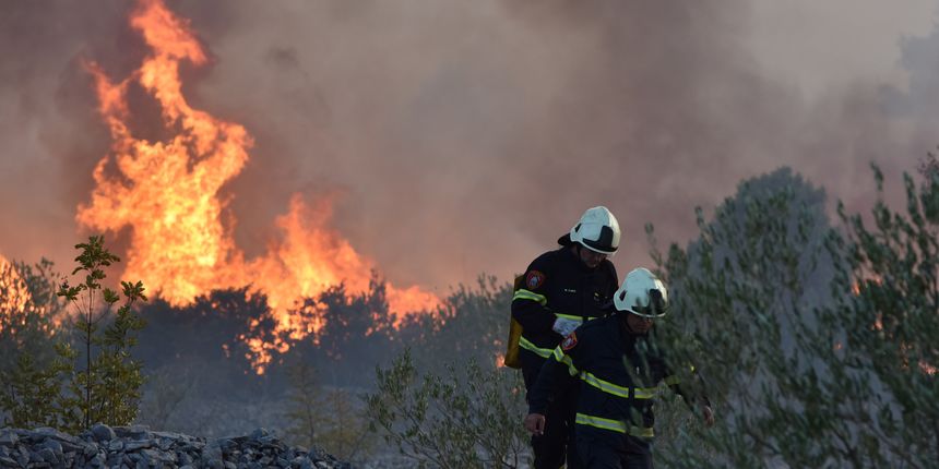 Bilice: požar zaprijetio kućama, u pomoć pristigli kanader i air tractor Bilice: požar zaprijetio kućama, u pomoć pristigli kanader i air tractor