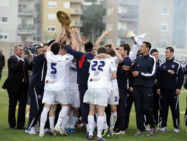 Sibenik , 050510.
Stadion Subicevac
Druga utakmica finala Kupa RH NK Sibenik NK Hajduk (Split).
Na slici igraci Hajduka drze pokal nakon pobjede.
Foto: Niksa Stipanicev / CROPIX